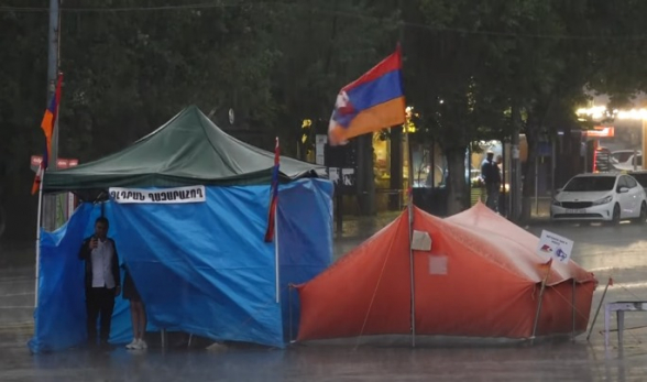 Граждане продолжают оставаться на площади Франции, несмотря на проливной дождь и град (видео)